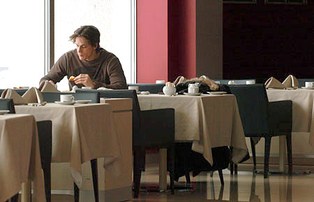 Лекавалье завтракает, в ресторане гостиницы, которая является его домом. Иногда возникают 
проблемы с общением. Иногда его приятно удивляют - к спагетти подают кетчуп